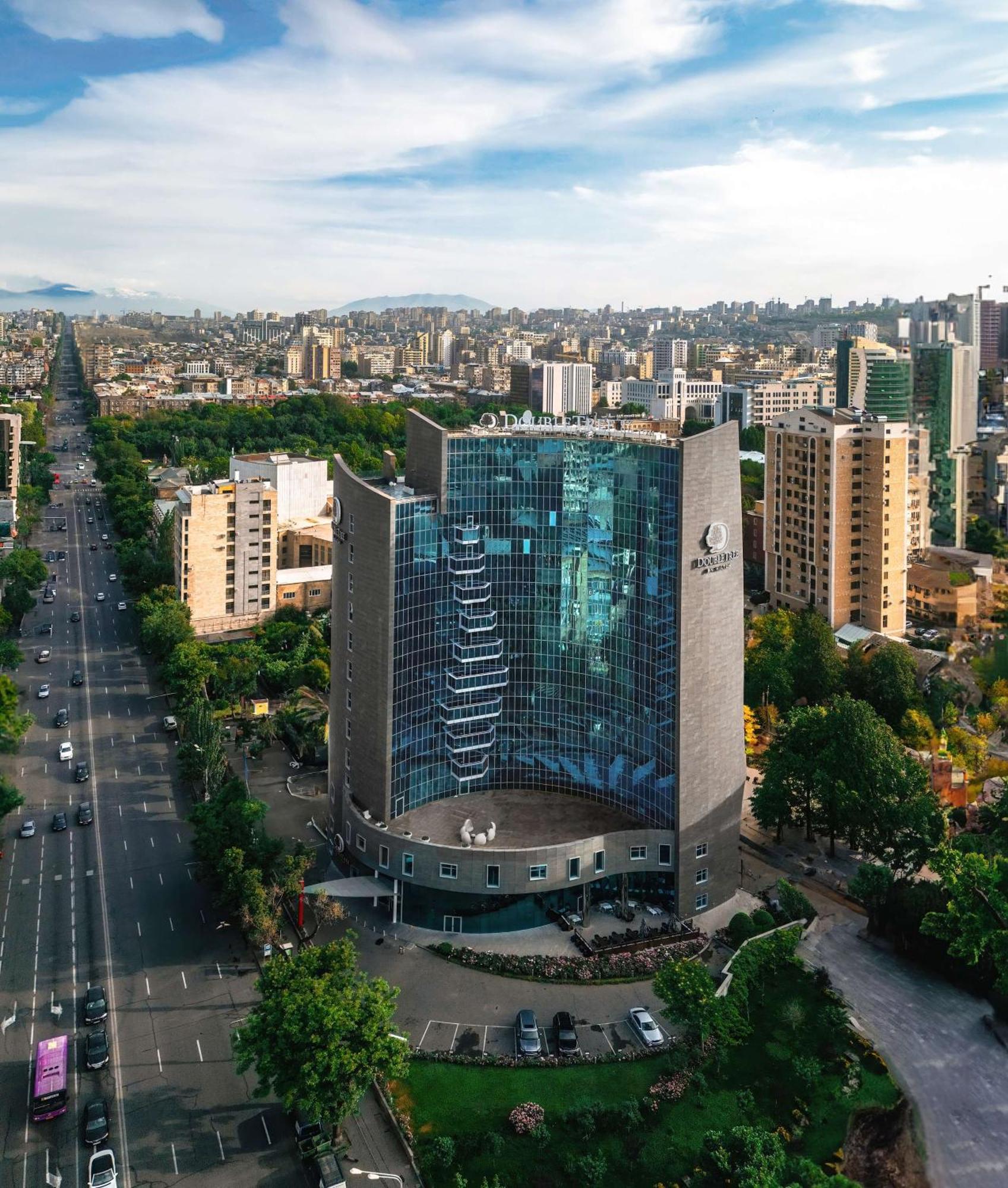 Doubletree By Hilton Yerevan City Centre Exterior photo
